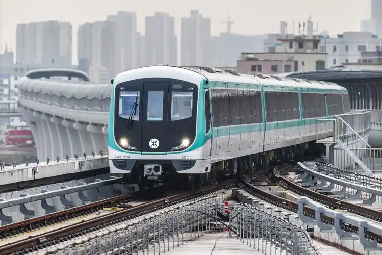 UPS電源租賃，數(shù)據(jù)中心與通信行業(yè)的靈活供電解決方案